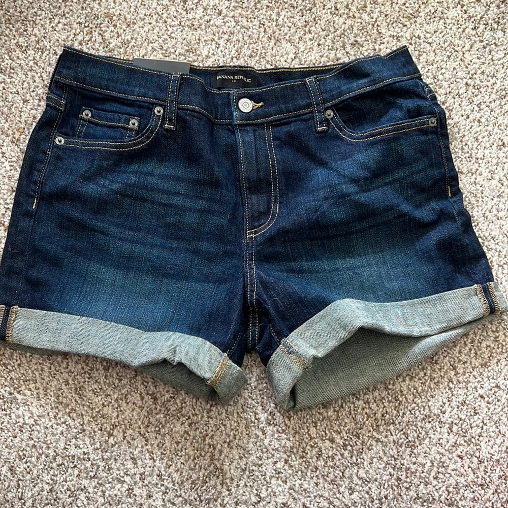 Banana Republic 4” short NWT